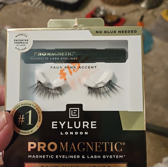 *****SOLD****EYELASH KITS - Picture 3 of 3